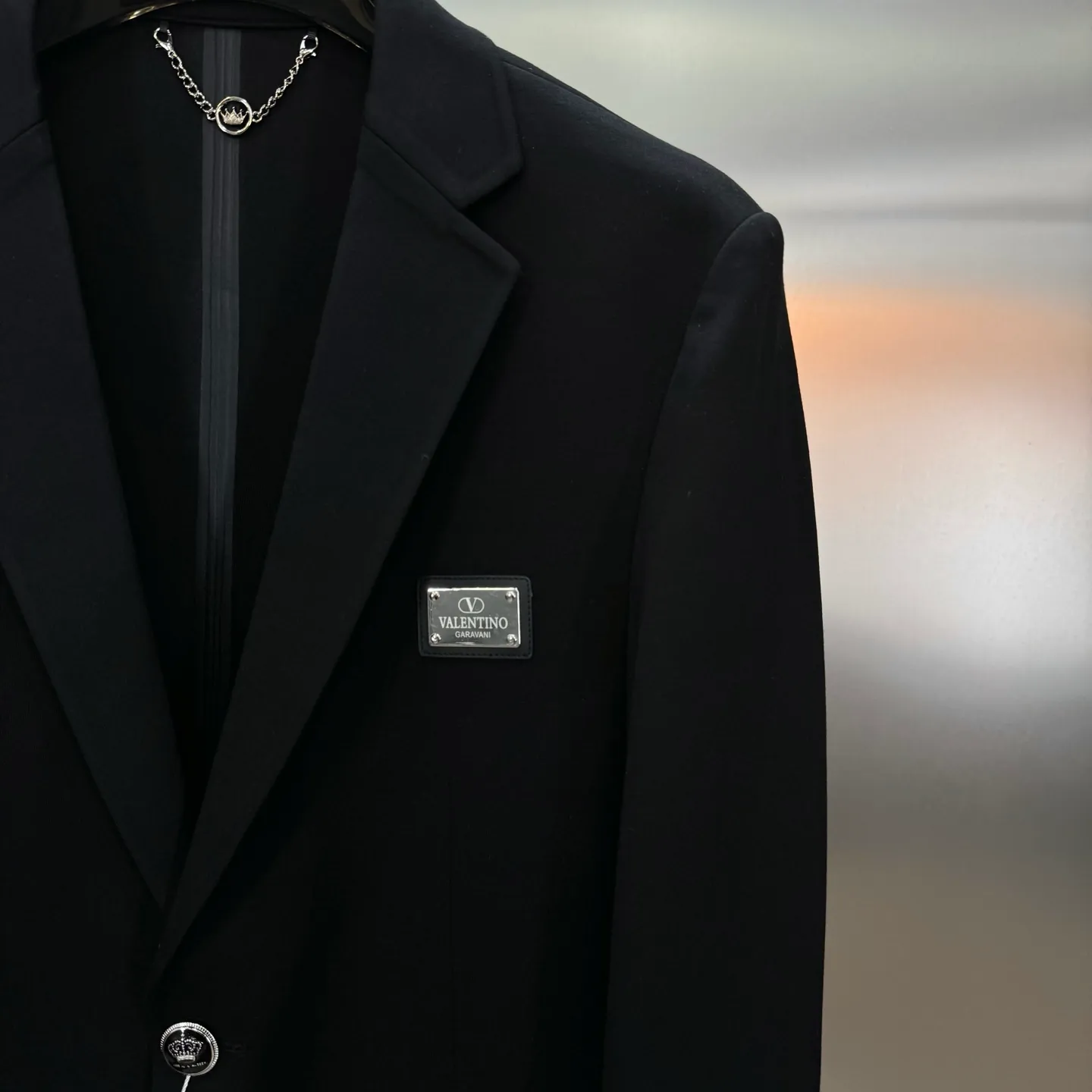 ⚜️VALENTIN*O Valentino New Arrival suit jacket👨🏻Foreign trade company order! Classic leather label design. Simple and high-end. Customized imported original nylon-cotton Roman fabric, original customized metal leather label. High-tech seamless gluing process. The fabric is straight and drapey, and the whole piece of clothing is neatly and neatly machined. All hardware accessories are top-notch accessories with logos supplied by customers. At first glance, they are high-end fabrics. This fabric is all custom-woven! Good products from regular big manufacturers! Very practical. Color: Black.Gray.Blue.Sizes: M-3XL. Slim fit! (L is recommended for 175/140 pounds)